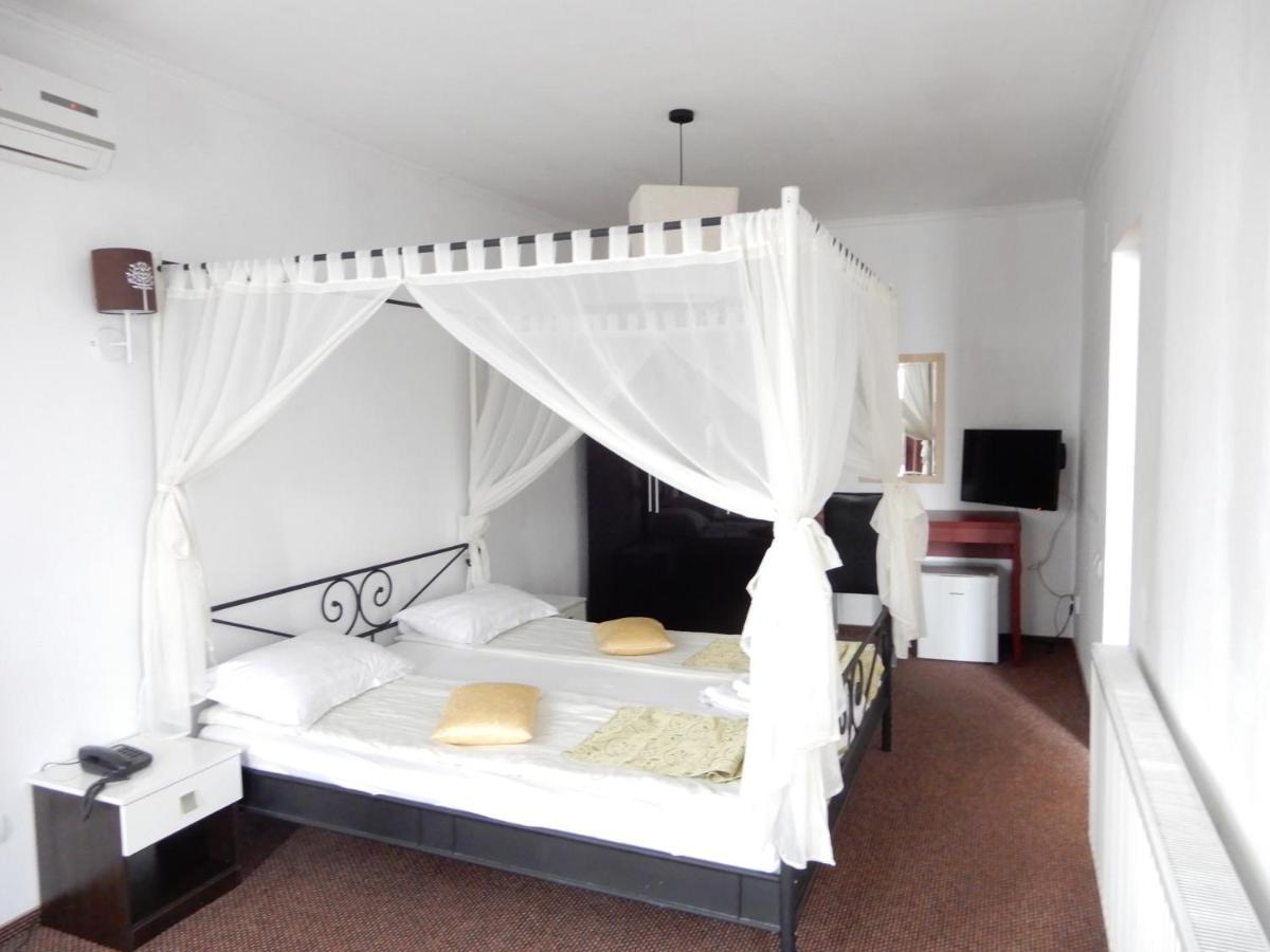 Rhc Royal Hotel Oradea Luaran gambar