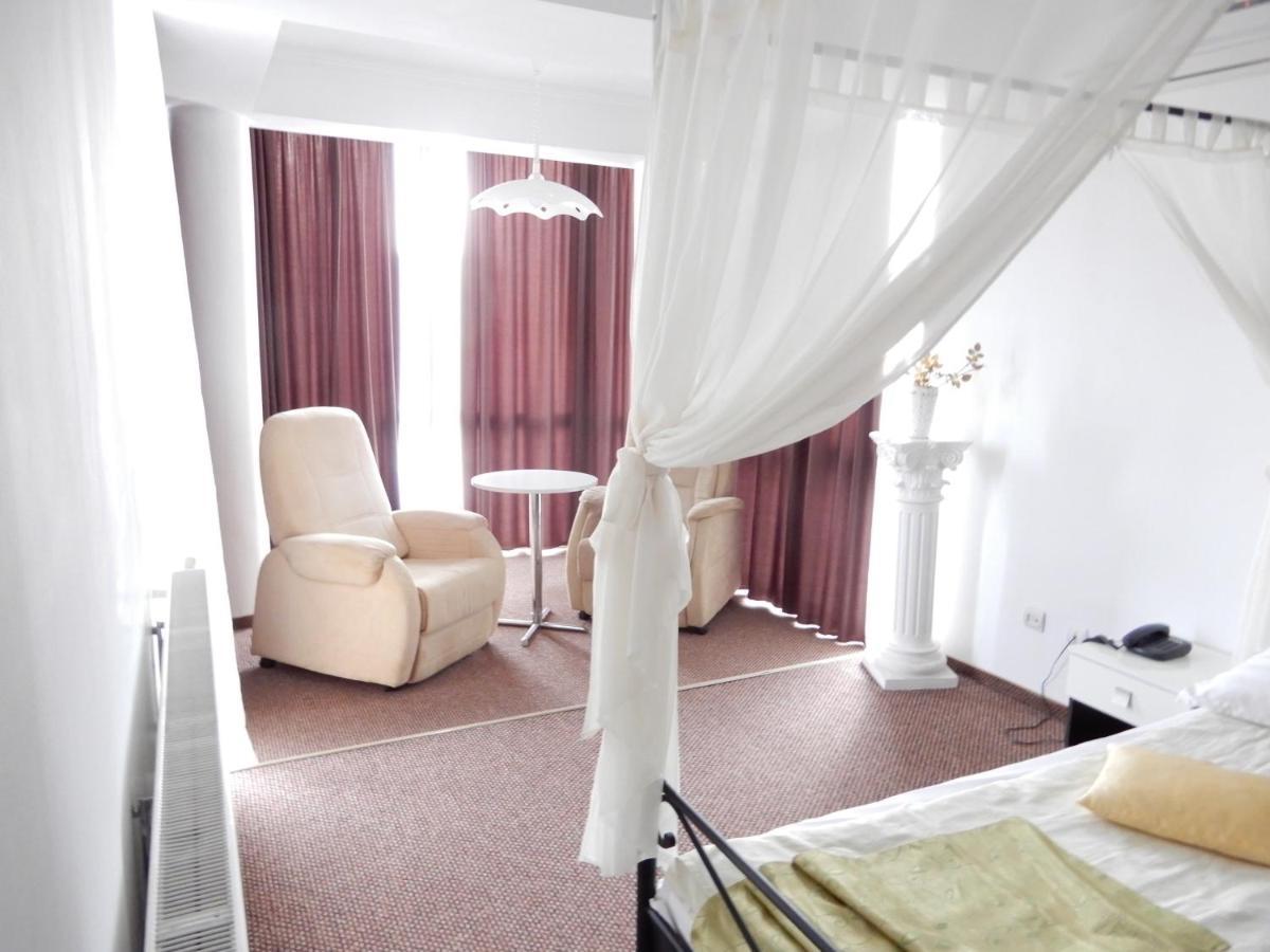 Rhc Royal Hotel Oradea Luaran gambar