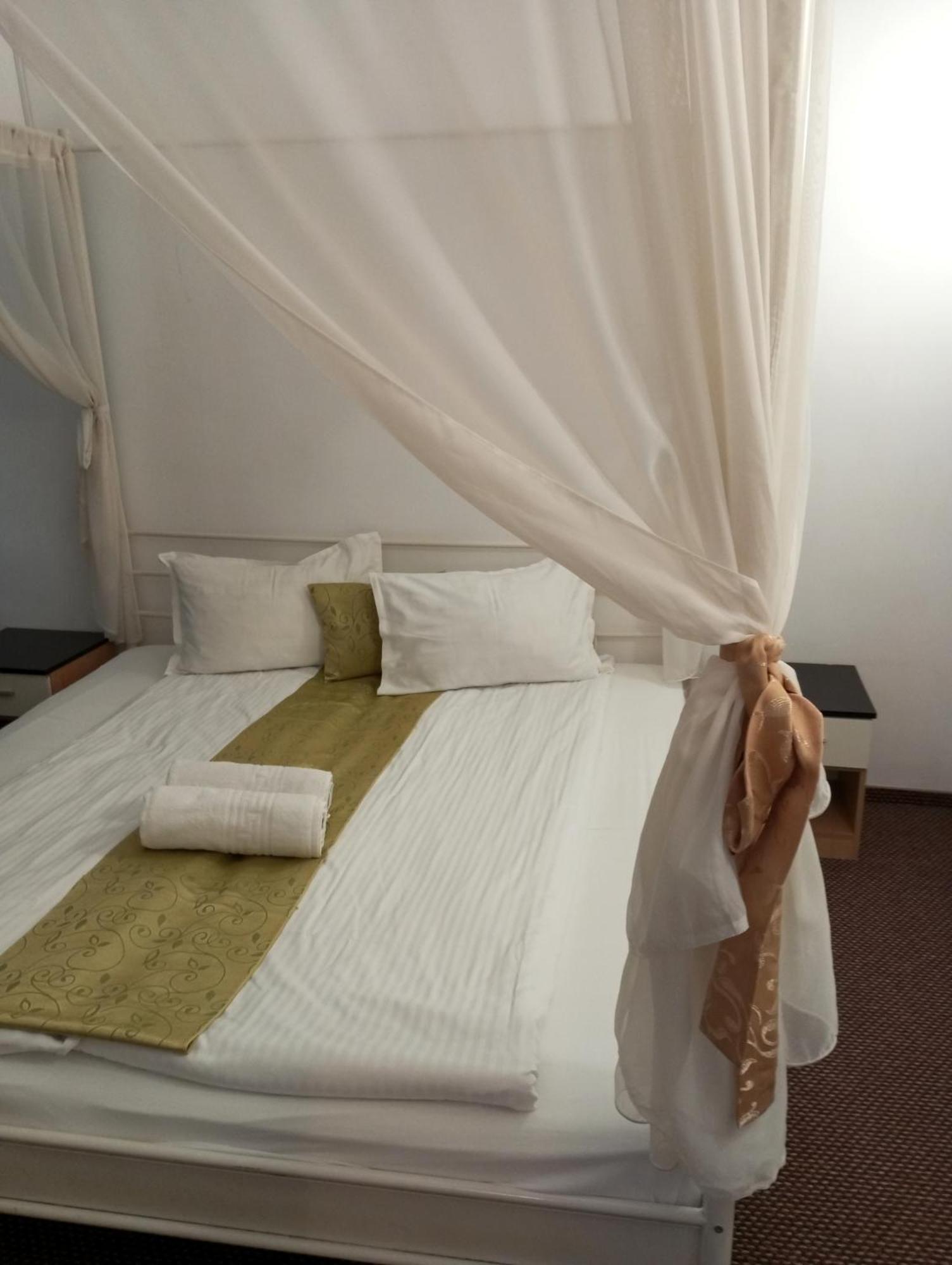 Rhc Royal Hotel Oradea Luaran gambar