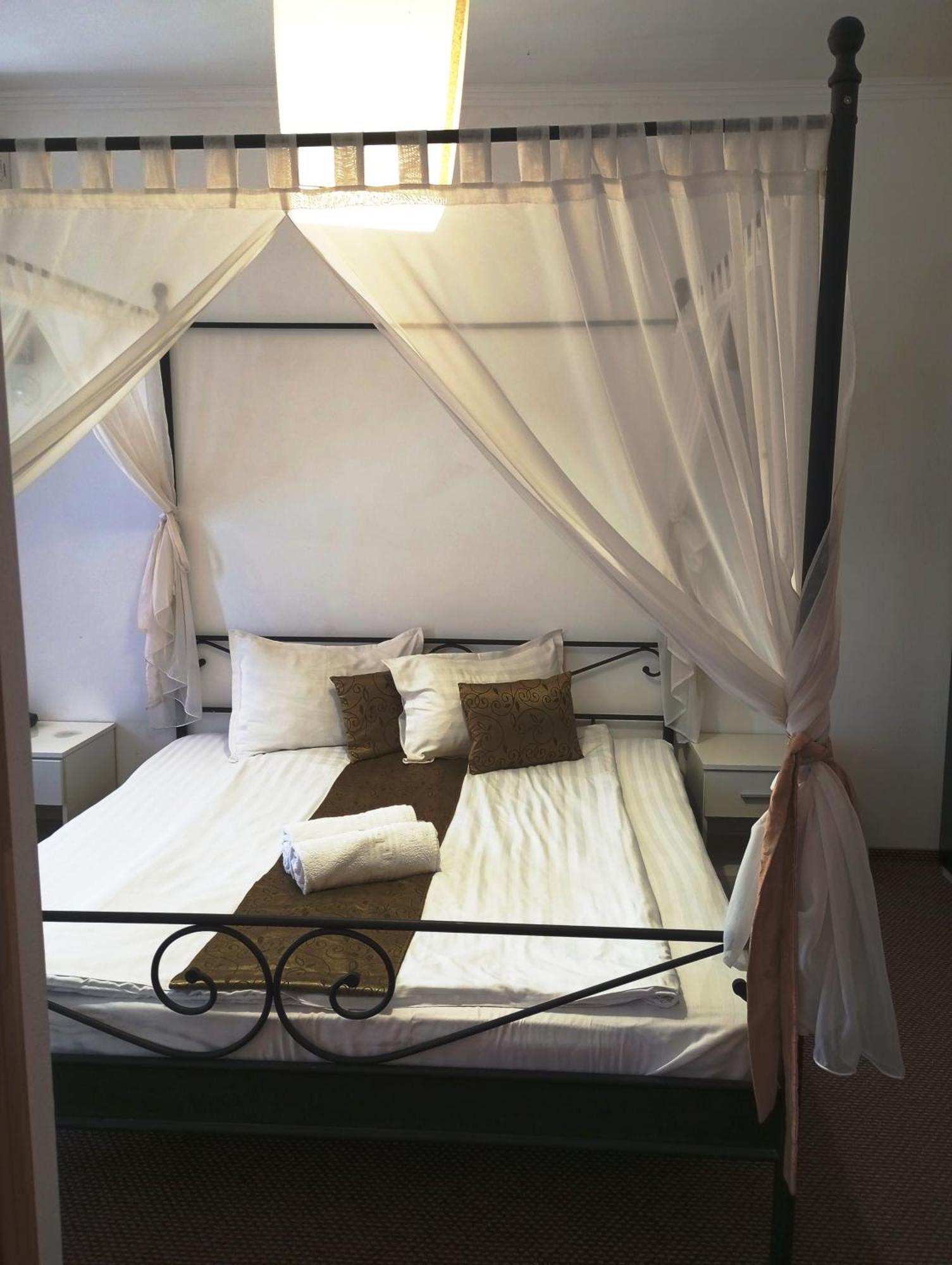 Rhc Royal Hotel Oradea Luaran gambar