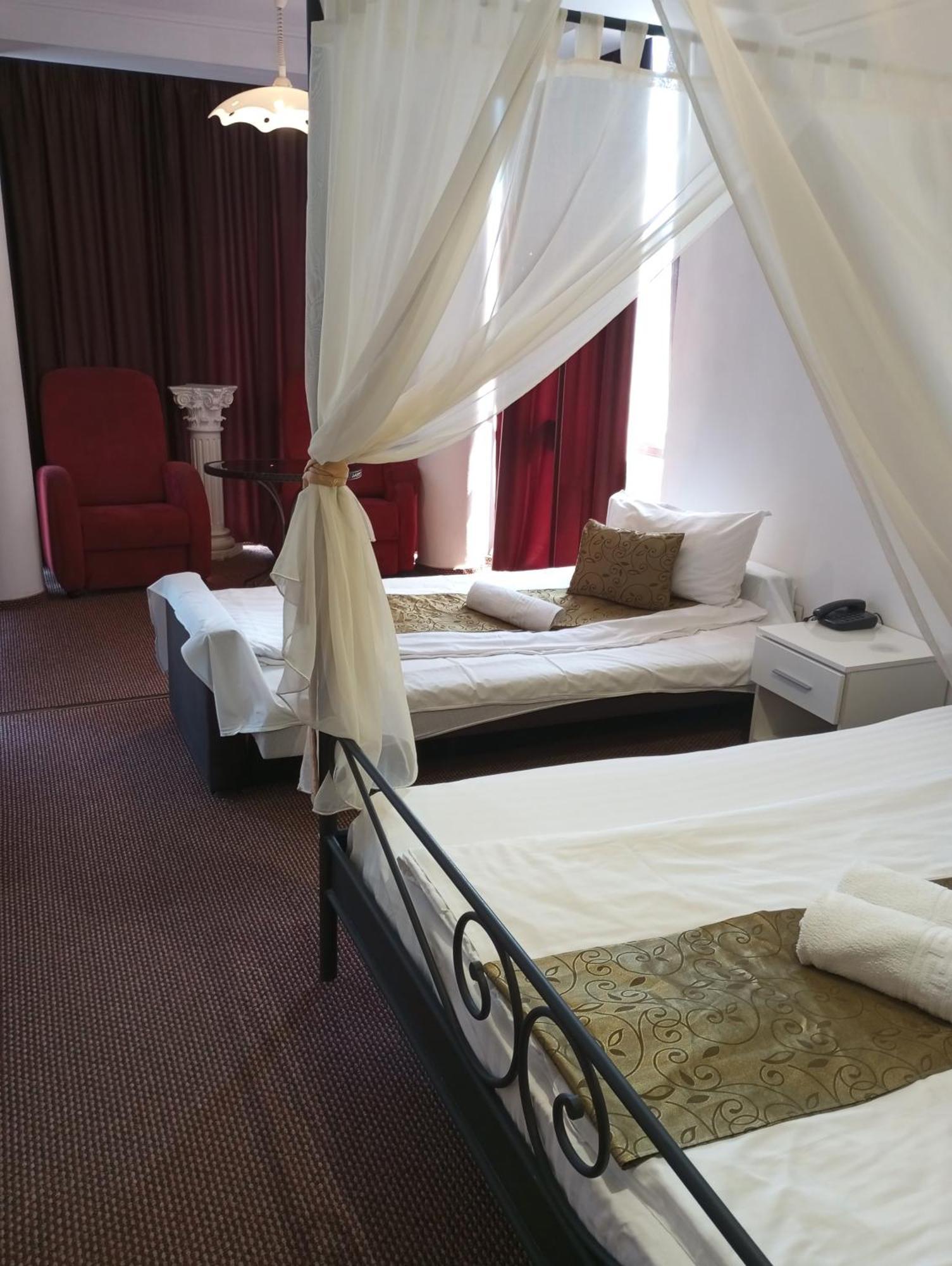 Rhc Royal Hotel Oradea Luaran gambar