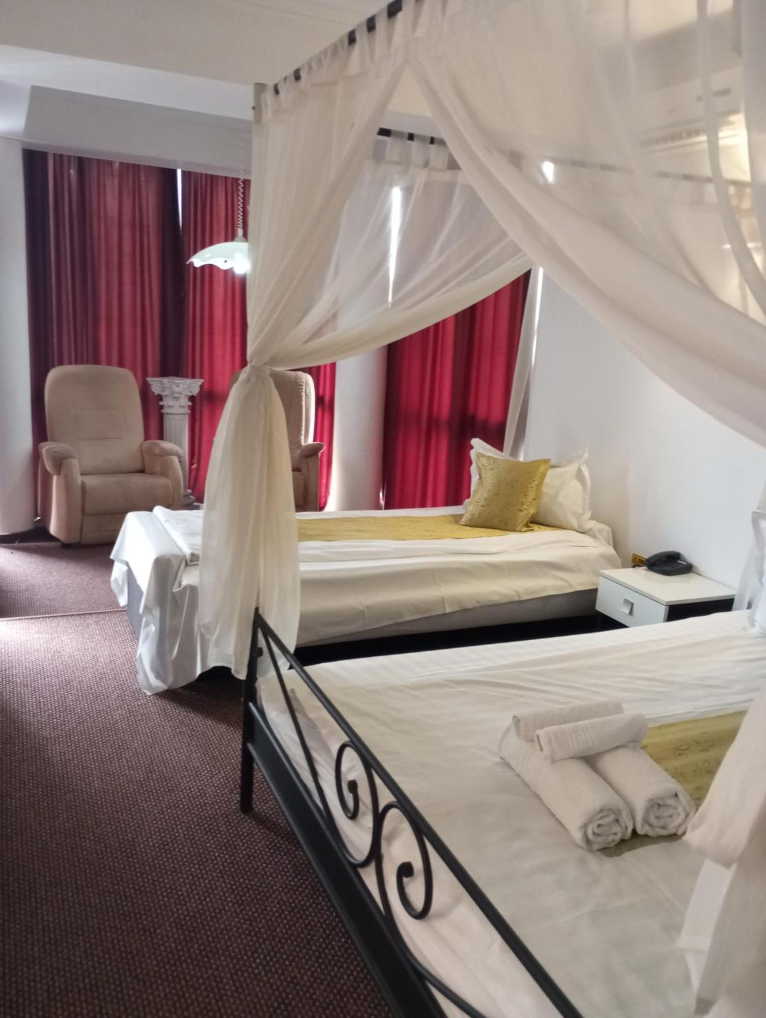 Rhc Royal Hotel Oradea Luaran gambar