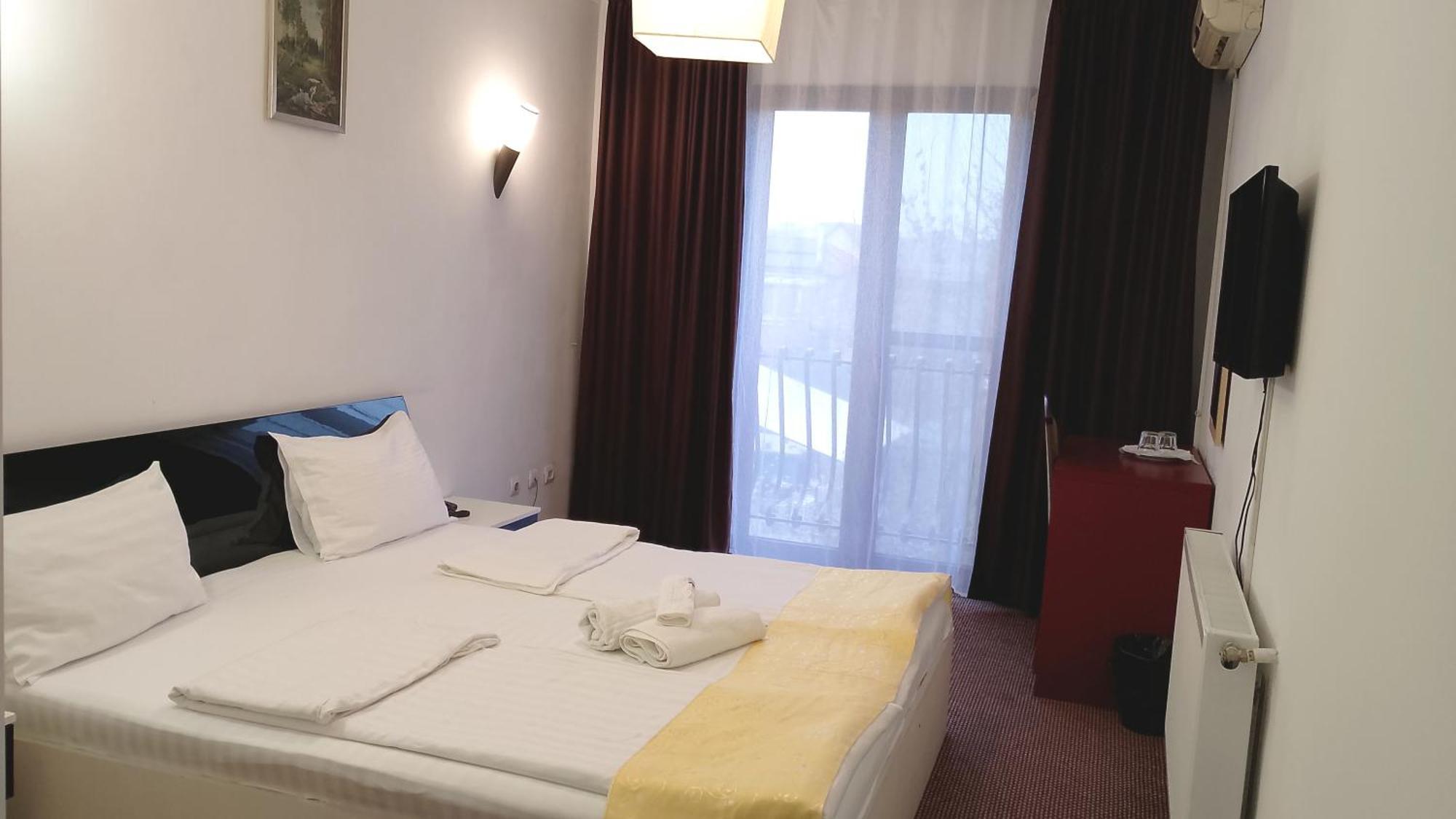 Rhc Royal Hotel Oradea Luaran gambar