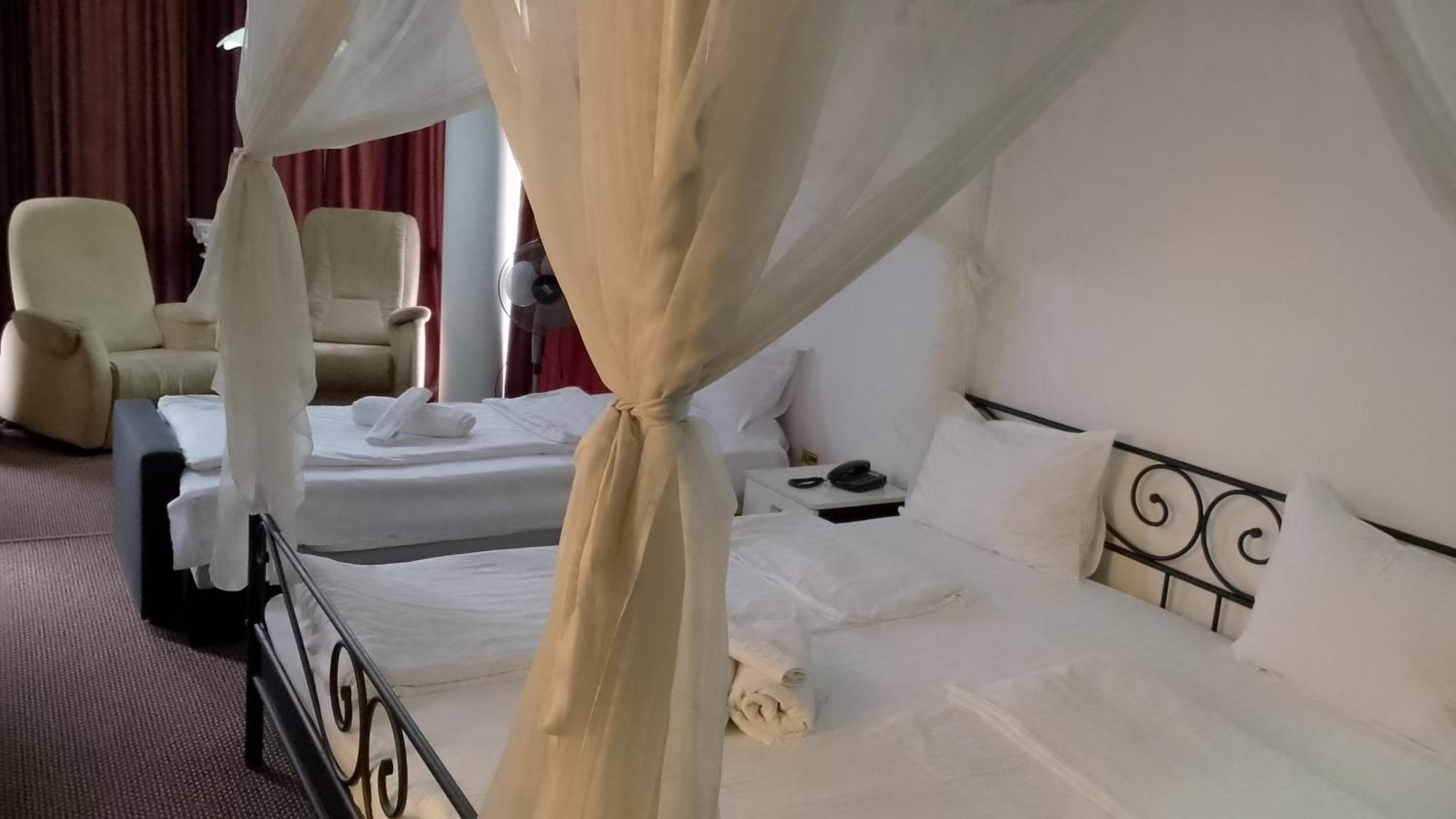 Rhc Royal Hotel Oradea Luaran gambar