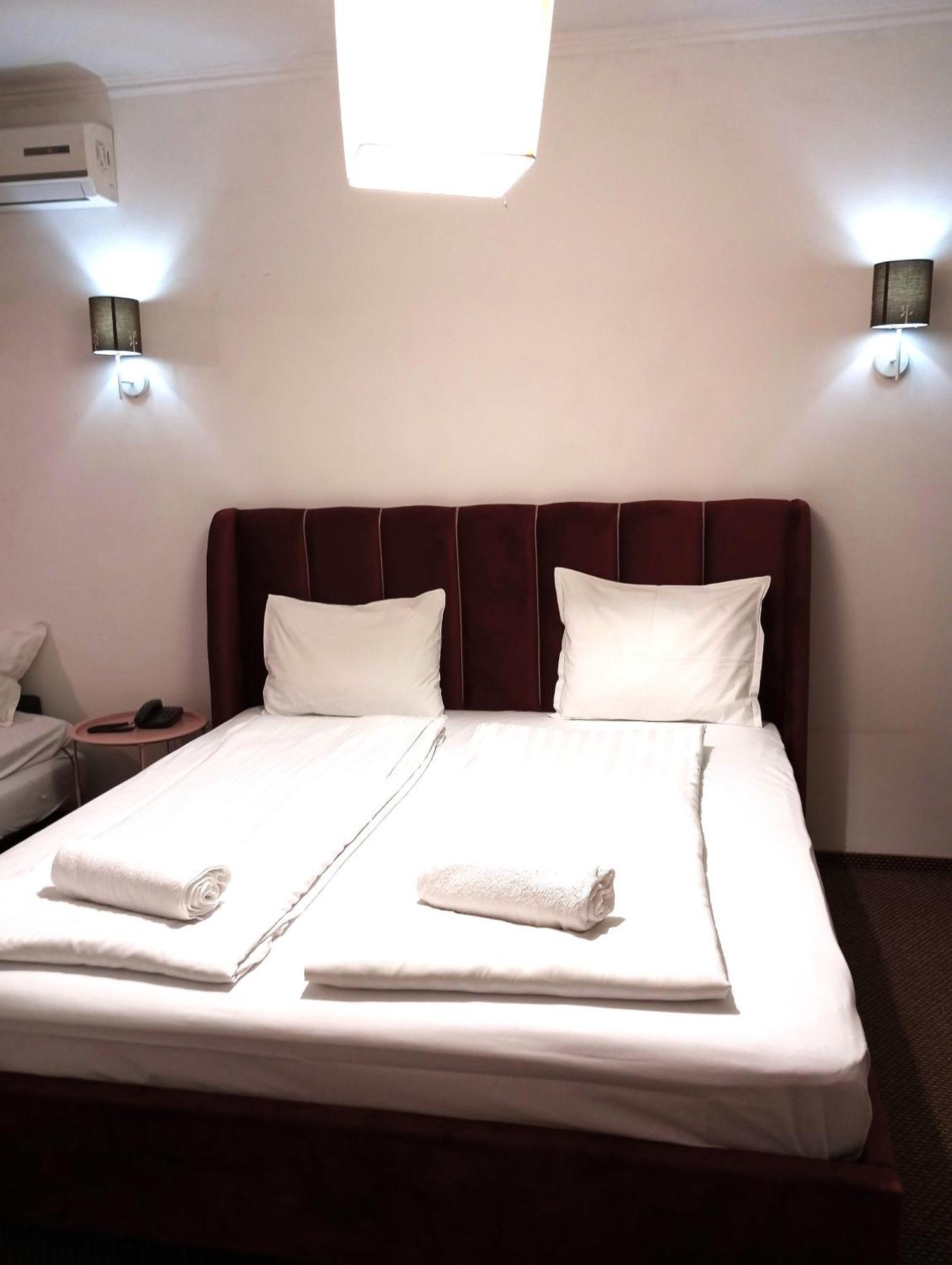 Rhc Royal Hotel Oradea Luaran gambar