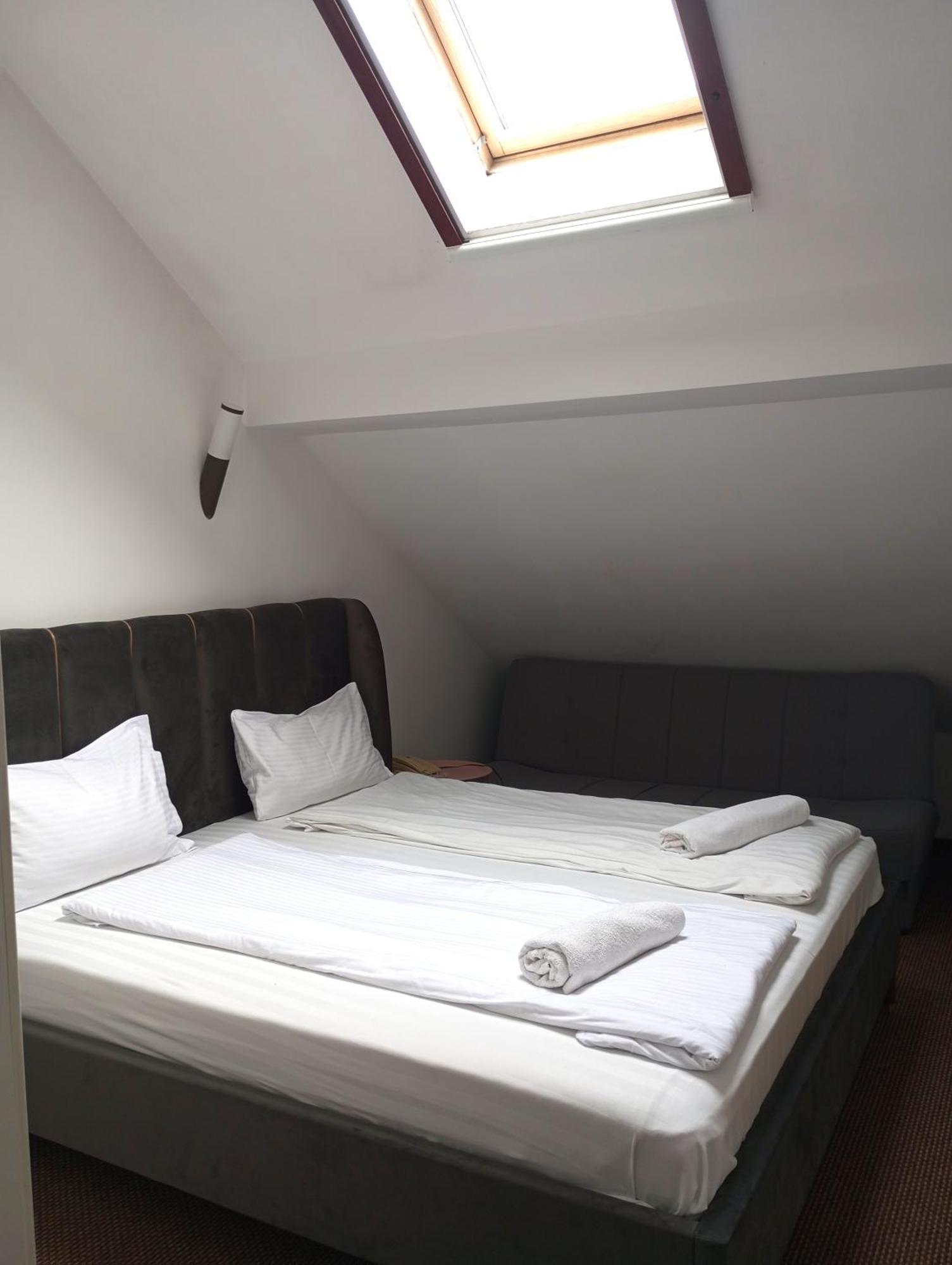 Rhc Royal Hotel Oradea Luaran gambar